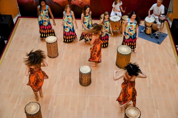 dziewczęta tańczące przy bębnach