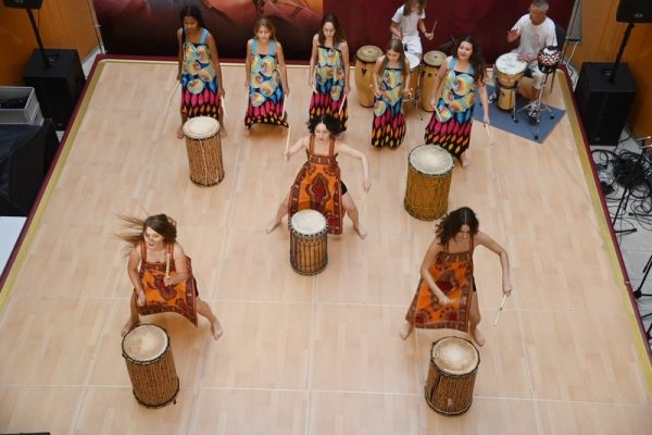 dziewczęta tańczące przy bębnach