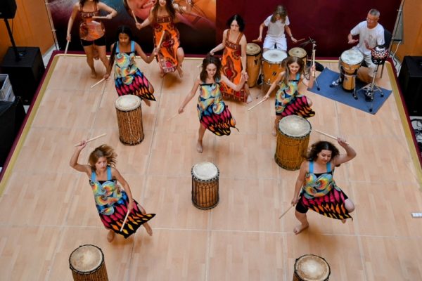 dziewczęta tańczące przy bębnach