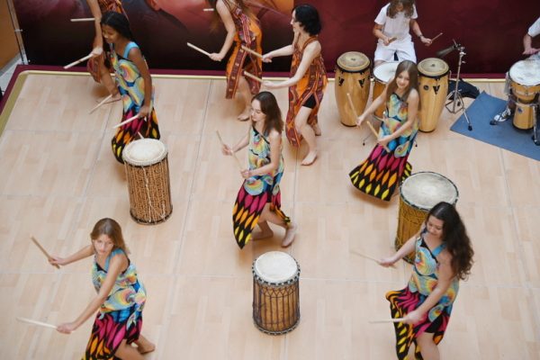 dziewczęta tańczące przy bębnach