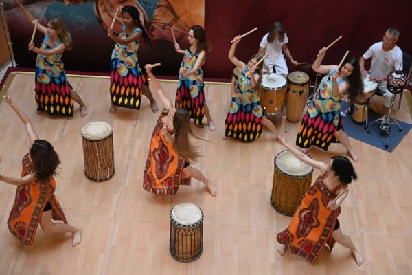 dziewczęta tańczące przy bębnach