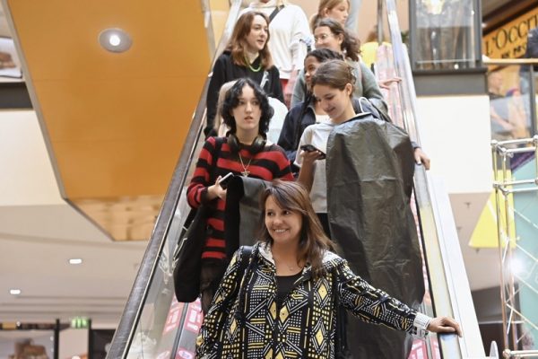 dziewczęta tańczące przy bębnach