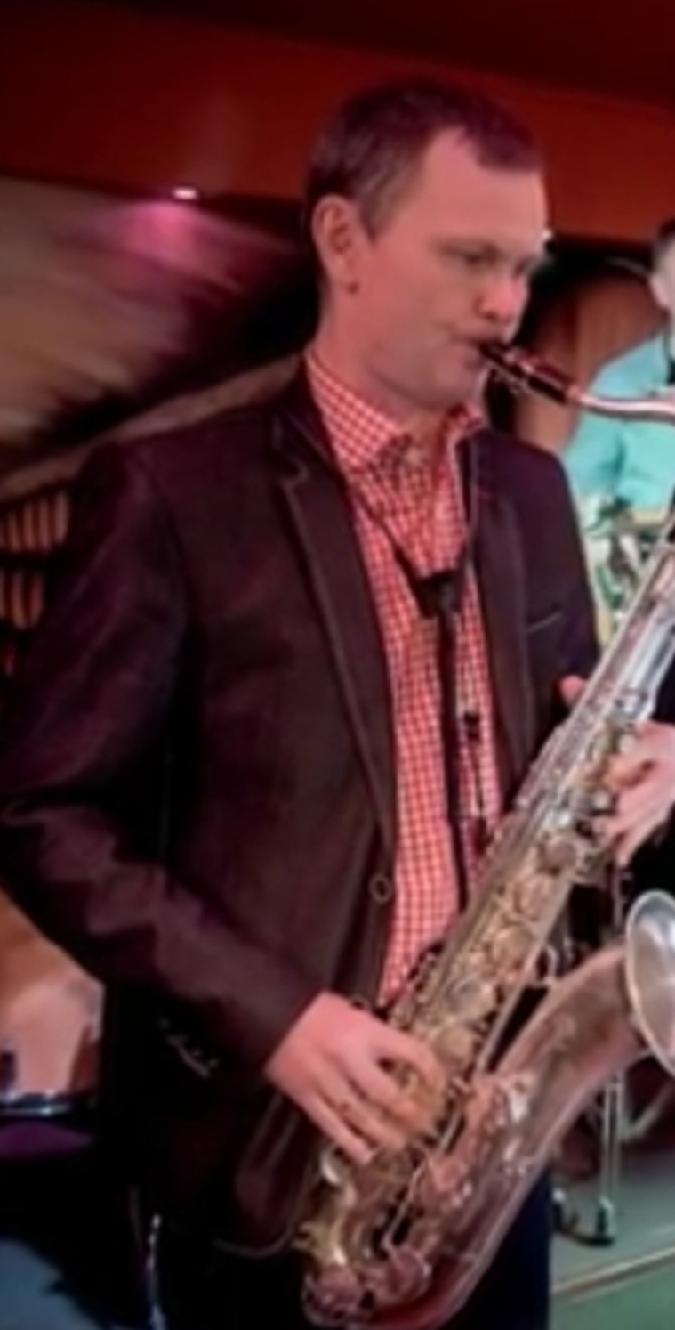 zdjęcie mężczyzny z saksofonem