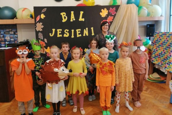 dzieci podczas balu jesieni