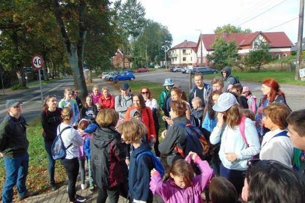 grupa turystów, w tle ulica