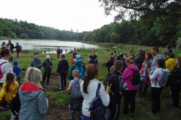 grupa turystów, jezioro