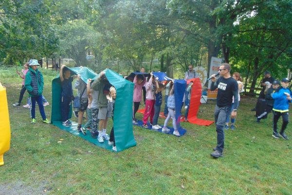 grupa dzieci podczas zabawy z animatorem