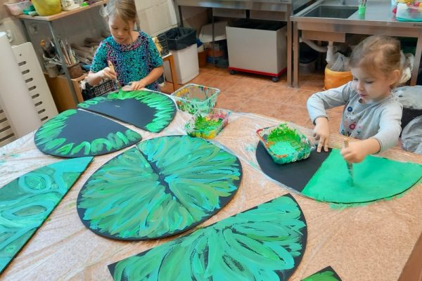 dziewczęta w trakcie tworzenia ozdób