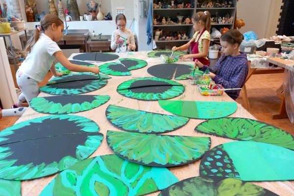 dziewczęta w trakcie tworzenia ozdób