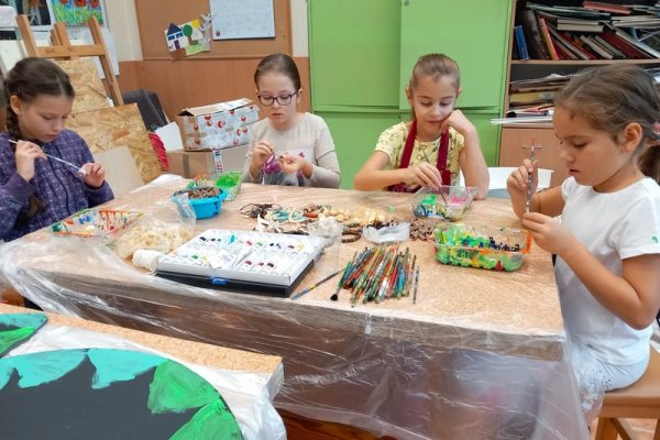 dziewczęta w trakcie tworzenia ozdób