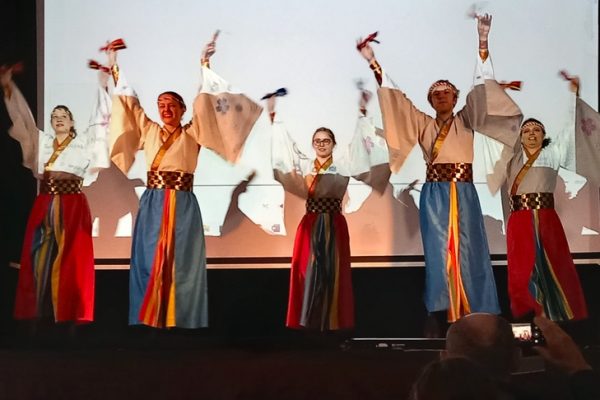 grupa tancerzy na scenie