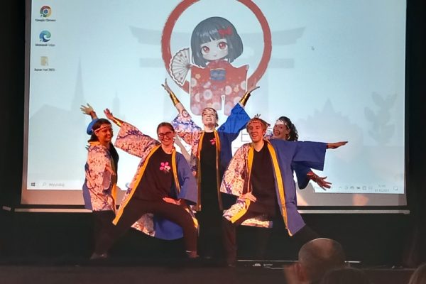 grupa tancerzy na scenie