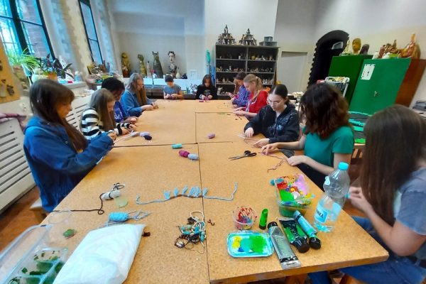 dziewczęta w trakcie tworzenia ozdób