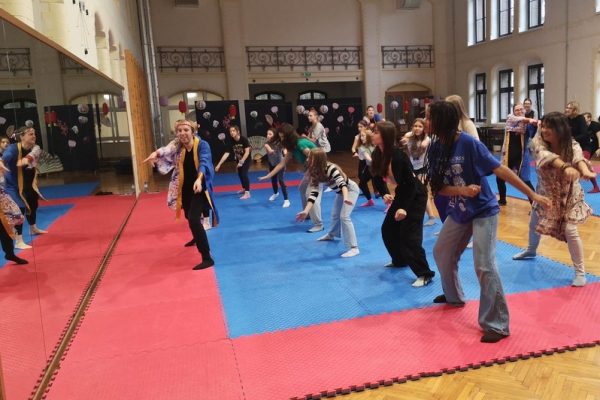 grupa tancerzy na macie