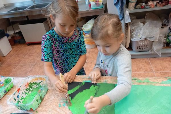 dziewczęta w trakcie tworzenia ozdób