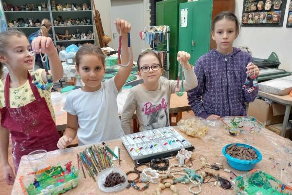 dziewczęta w trakcie tworzenia ozdób