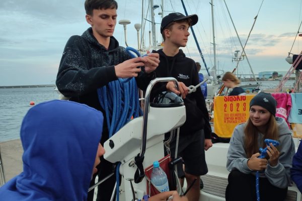 uczestnicy na jachcie