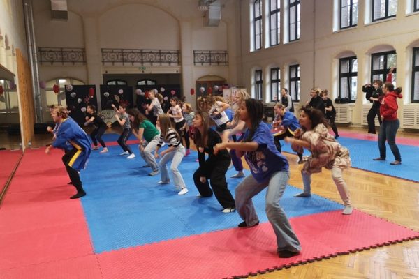 grupa tancerzy na scenie