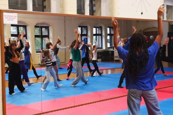 grupa tancerzy na scenie