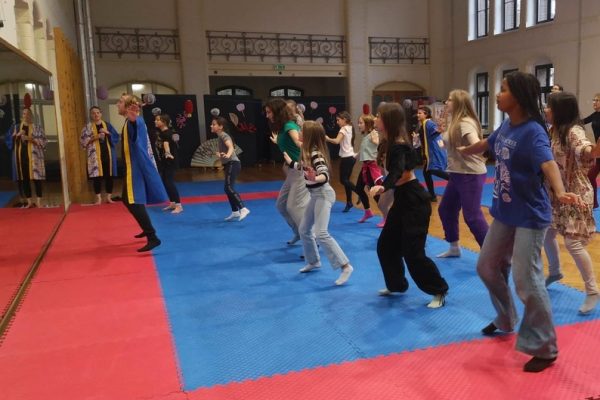 grupa tancerzy na scenie