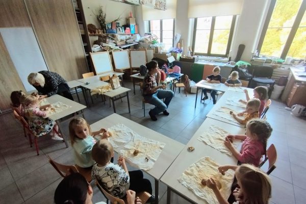 grupa dzieci w sali z nauczycielkami