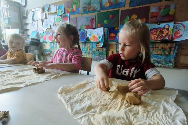 dzieci w trakcie zajęć plastycznych