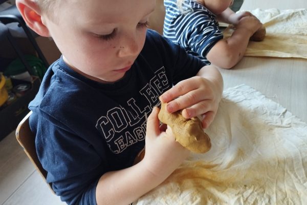 dzieci w trakcie zajęć plastycznych