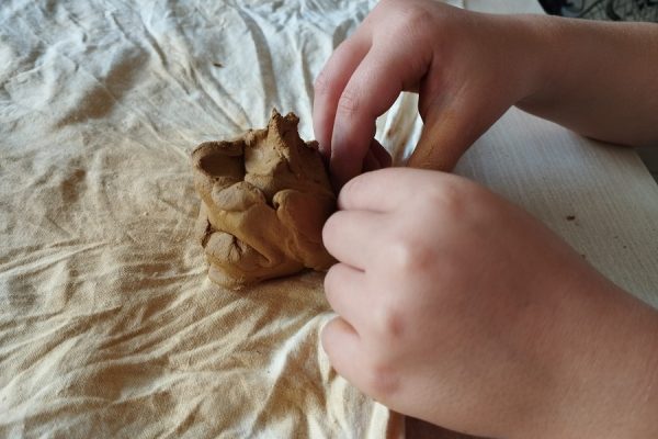 dzieci w trakcie zajęć plastycznych