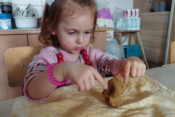 dzieci w trakcie zajęć plastycznych