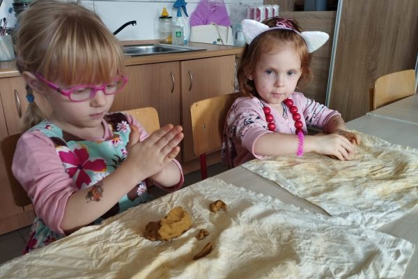 dzieci w trakcie zajęć plastycznych