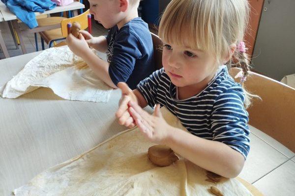 dzieci w trakcie zajęć plastycznych