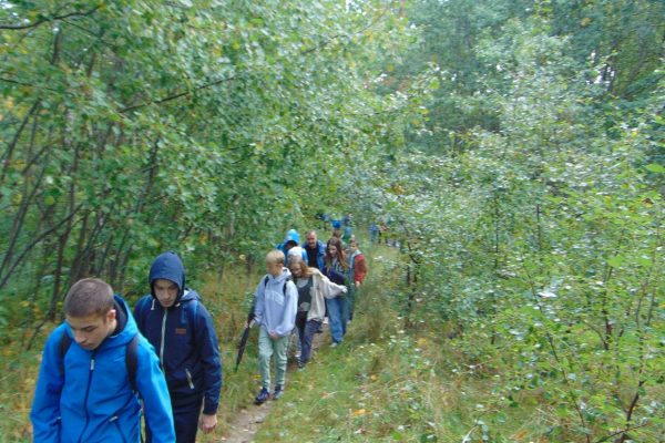 las, grupa wędrującej młodzieży