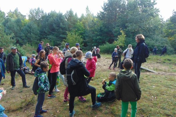 grupa młodzieży na polanie