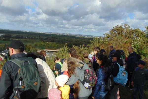 grupa młodzieży na wzgórzu, w tle panorama Szczecina