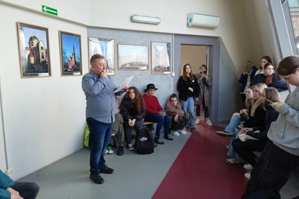 grupa młodzieży z przewodnikiem zwiedza katedrę