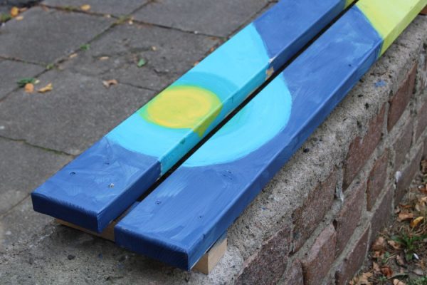 ławeczka do siedzenia w kolorze niebiesko żółtym