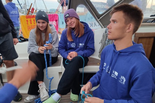 uczestnicy na jachcie