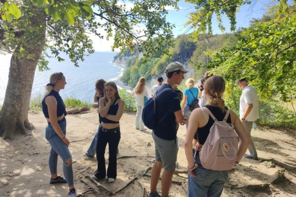 grupa uczestników na spacerze