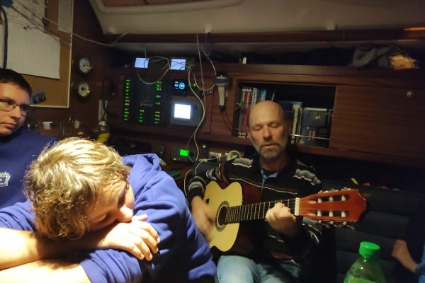 mężczyzna gra na gitarze