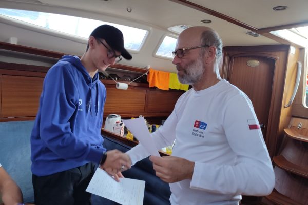 mężczyzna gratuluje uczestnikowi