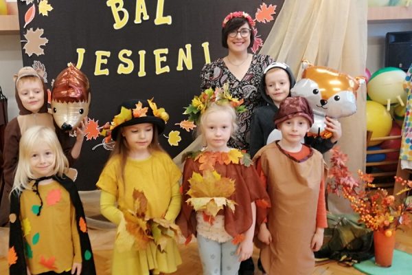 dzieci podczas balu jesieni