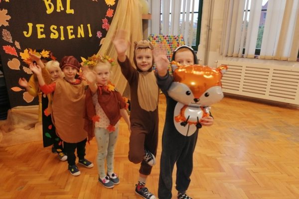 dzieci podczas balu jesieni