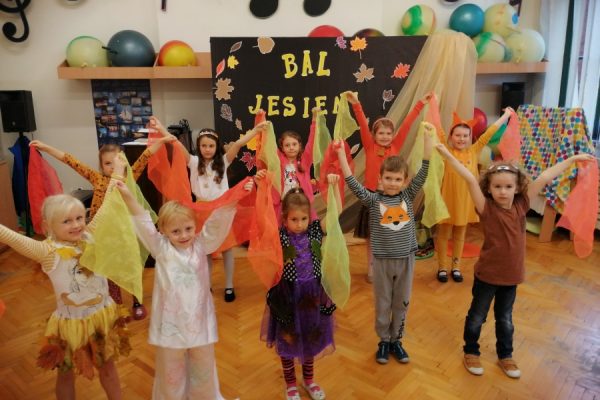 dzieci podczas balu jesieni