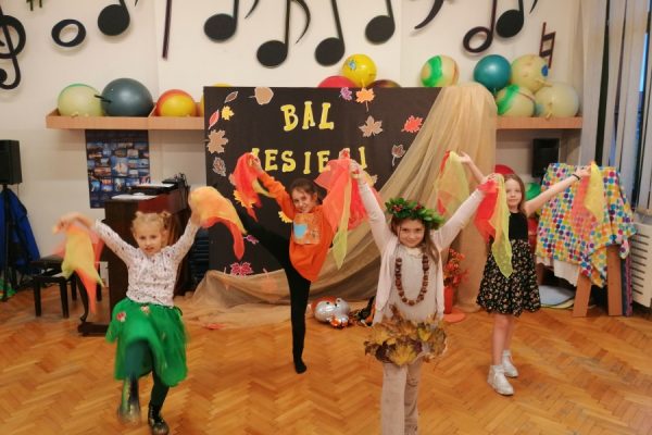 dzieci podczas balu jesieni