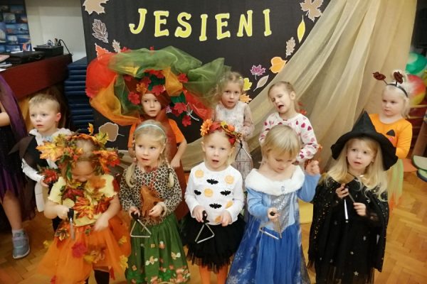 dzieci podczas balu jesieni