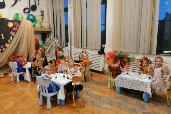dzieci podczas balu jesieni