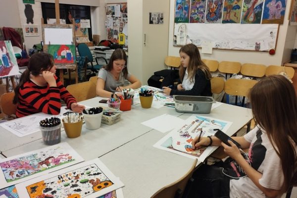 młodzież podczas pracy w pracowni plastycznej