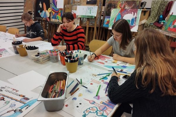 młodzież podczas pracy w pracowni plastycznej