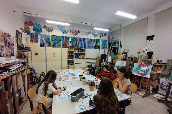 młodzież podczas pracy w pracowni plastycznej