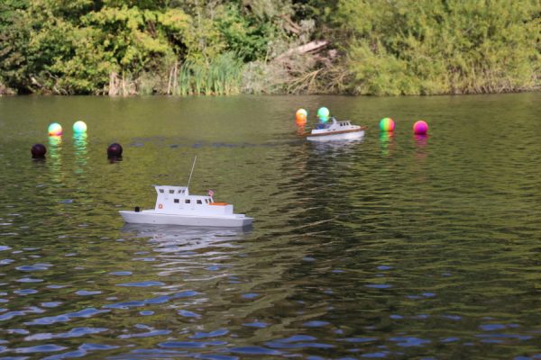 dwa modele okrętu na wodzie